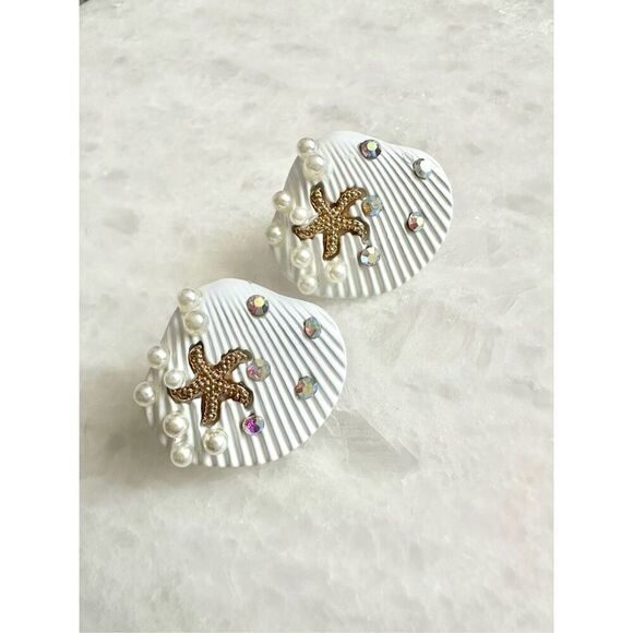 White clamshell stud earrings with gold starfish, iridescent rhinestone - Picture 4 of 5